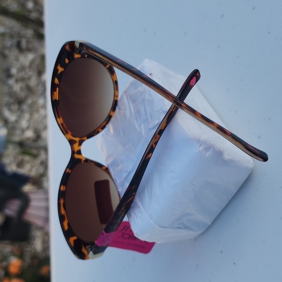 BETSEY JOHNSON SUNGLASSES - Picture 4 of 6